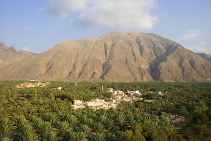 En este país en auge como destino turístico desde hace unos años, continúa creciendo el número de vuelos y los hoteles de lujo previstos para abrir en los próximos años. Varias cadenas hoteleras, como Anantara y Kempinski, tienen previstas inauguraciones en el próximo año y el 'boom' de la construcción continúa imparable: en 2017 abrirá sus puertas un parque temático futurista, el Majarat Oman, perfecto para las familias. Oman es el principal destino turístico de la península arábiga: es más accesible que Arabia Saudí, más seguro que Yemen y más tradicional que los emiratos del Golfo Pérsico. Pese al desarrollo urbanístico, los principales atractivos de Omán siguen siendo sus bellezas naturales: sus playas, sus cordilleras o las dunas del mítico Lugar Vacío (en la imagen, la villa de Nakhl).