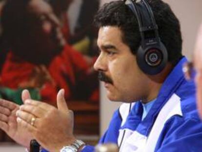 Fotografía cedida por prensa de Miraflores en la que se registró al presidente de Venezuela, Nicolás Maduro, durante su programa de radio "En Contacto con Maduro", en el Palacio de Miraflores, en Caracas (Venezuela).
