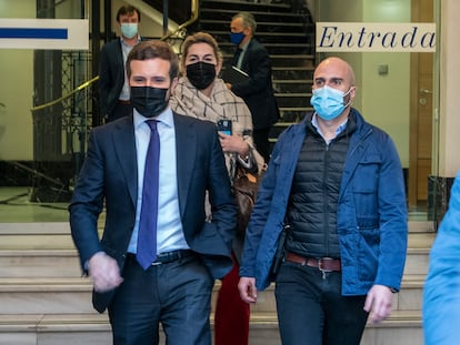 El líder del PP Pablo Casado llega a una entrevista en la Cadena Cope en Madrid, esta mañana.