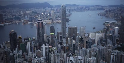 Vista a&eacute;rea de los rascacielos del puerto de Victoria en Hong Kong (China). 