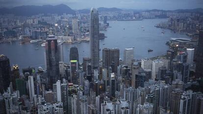 Vista a&eacute;rea de los rascacielos del puerto de Victoria en Hong Kong (China). 