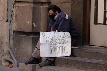 Un desempleado pide ayuda en una calle del Centro Histórico de Ciudad de México