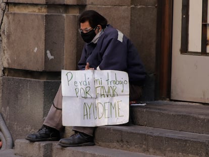 Un desempleado pide ayuda en una calle del Centro Histórico de Ciudad de México