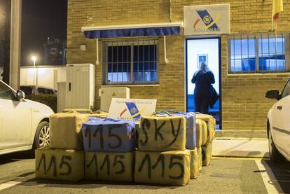 40 fardos de droga recuperados del mar frente a la oficina del SVA en Algeciras.