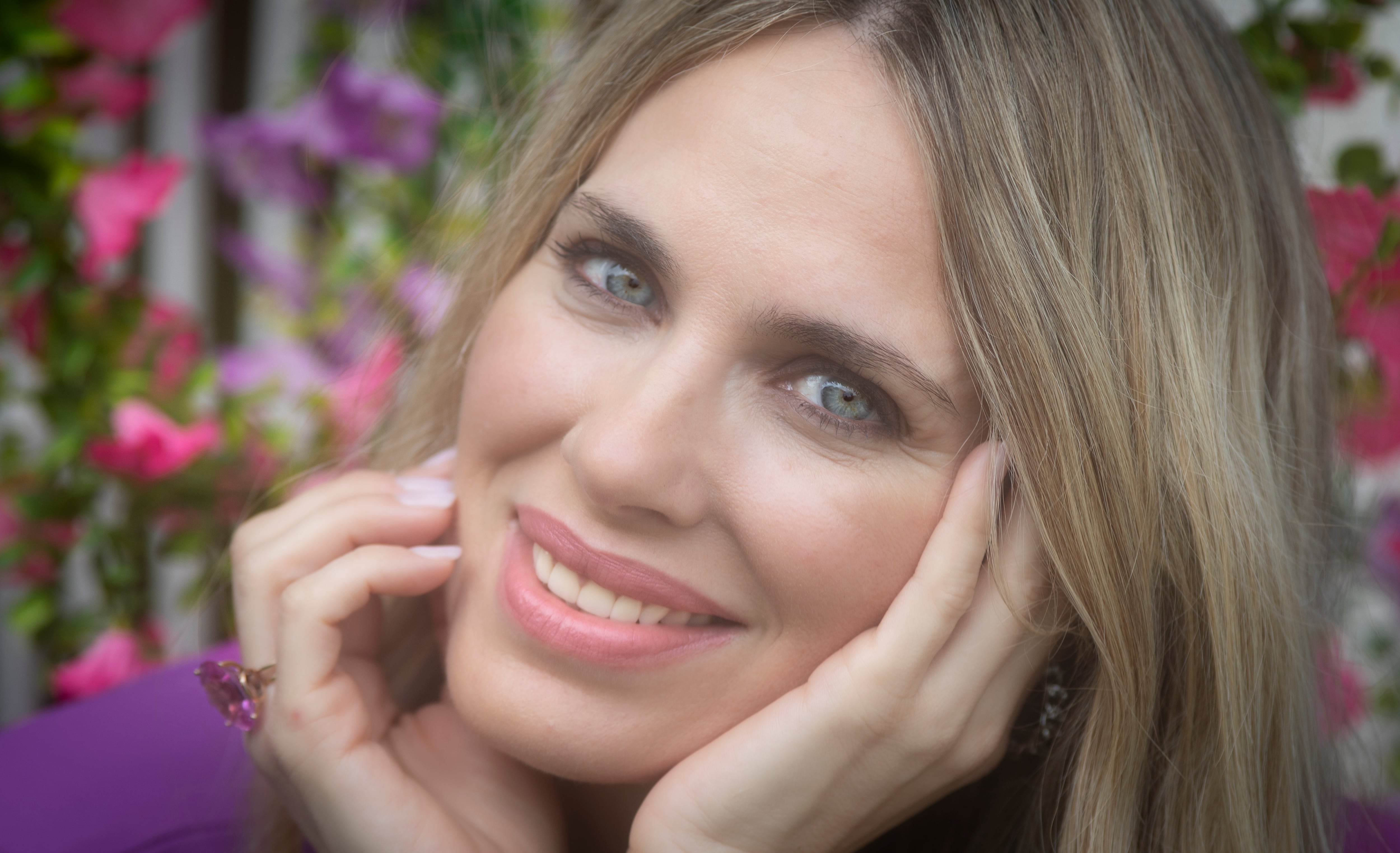 Vanesa Romero, en el jardín de su casa de Madrid.