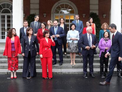 Foto de familia del primer Gobierno de Pedro Sánchez, con la presencia de once ministras. / U. MARTIN