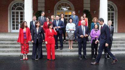 Foto de familia del primer Gobierno de Pedro Sánchez, con la presencia de once ministras. / U. MARTIN