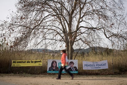 Carteles electorales en Premià de Dalt, Barcelona, el pasado 5 de febrero.