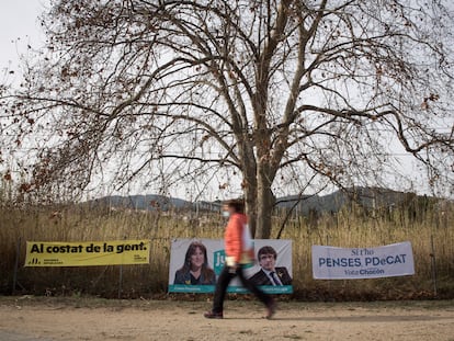 Carteles electorales en Premià de Dalt, Barcelona, el pasado 5 de febrero.