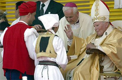 El Papa bendice a una pareja croata, vestida con trajes tradicionales, durante una misa en la ciudad de Banja Luka.