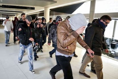 Agentes de los Mossos en la Ciudad de la Justicia tras la declaraci&oacute;n de uno de ellos por el &#039;caso Raval&#039;.