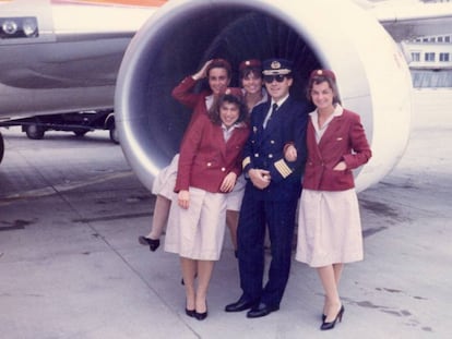 Un grupo de azafatas con el primer uniforme de Air Europa en 1986.