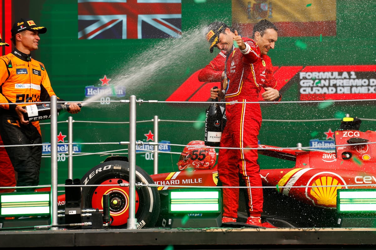 Carlos Sainz gana el GP de México, su segunda carrera de la temporada, y Verstappen la lía