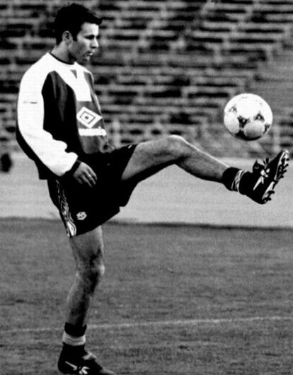 El futbolista galés Ryan Giggs se ejercita en un entrenamiento de su selección ante el partido contra Bulgaria de la Eurocopa en 1995