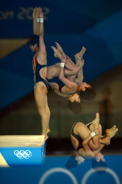 Salto de las chinas Chen Ruolin y Wang Hao en platoforma sincronizada