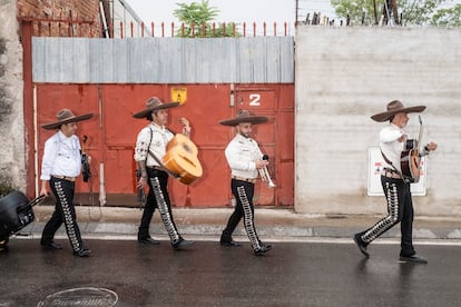Los Mariachis, caminando por la calle antes de entrar a un concierto.
