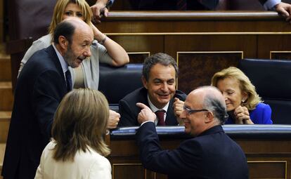 Montoro, Zapatero y Salgado charlan en la bancada socialista durante el pleno del Congreso en el que se ha votado la reforma de la Constitución.