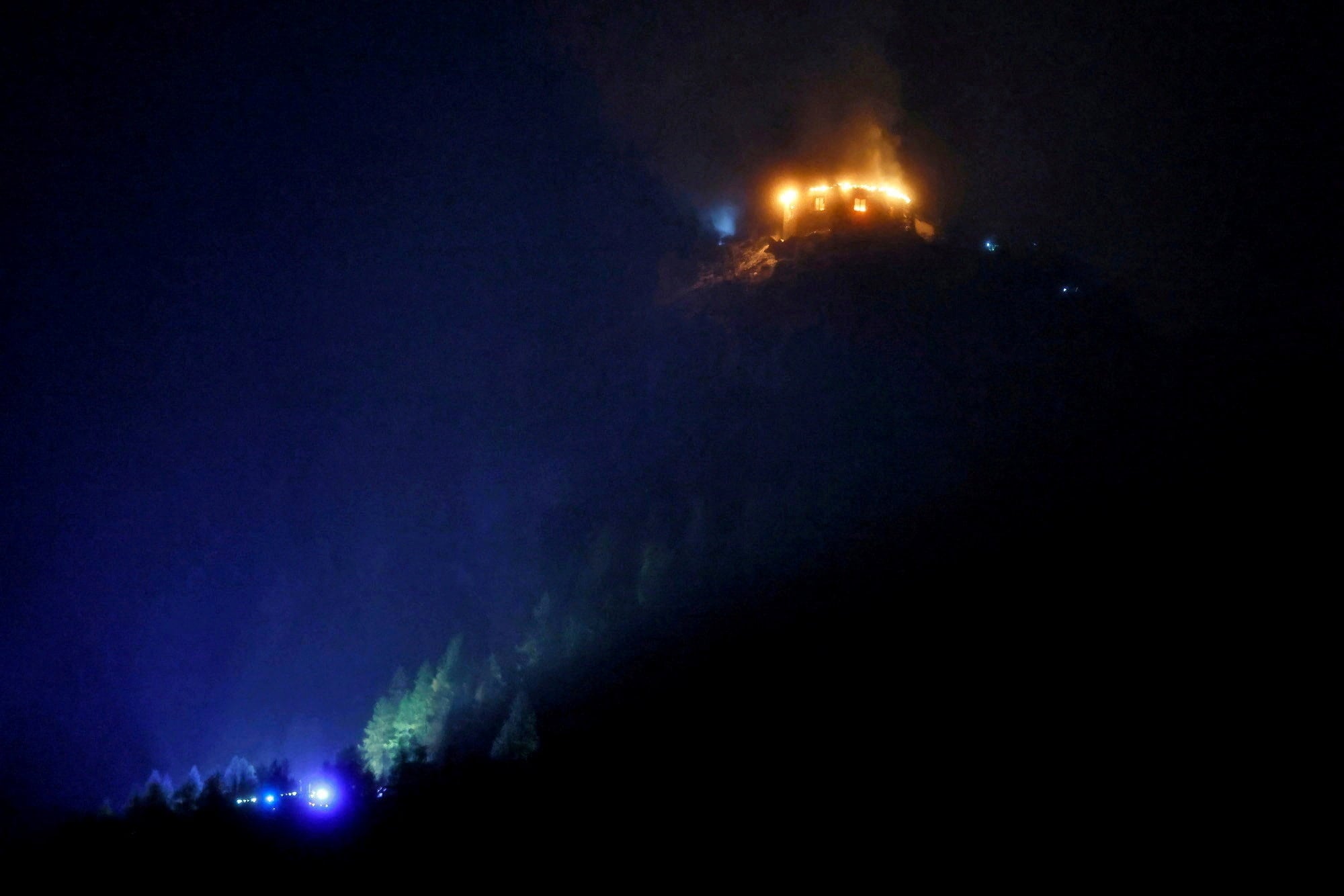 Las llamas destruyen El Nido del Águila, la famosa residencia de Hitler en los Alpes