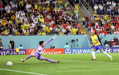 Richarlison, de Brasil, anota el tercer gol de Brasil ante Corea del Sur. 