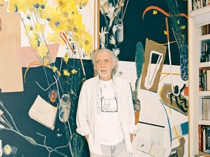 El director, en el estudio de su casa ante un cuadro de Manny Farber y una silla Taliesin de Frank Lloyd Wright.