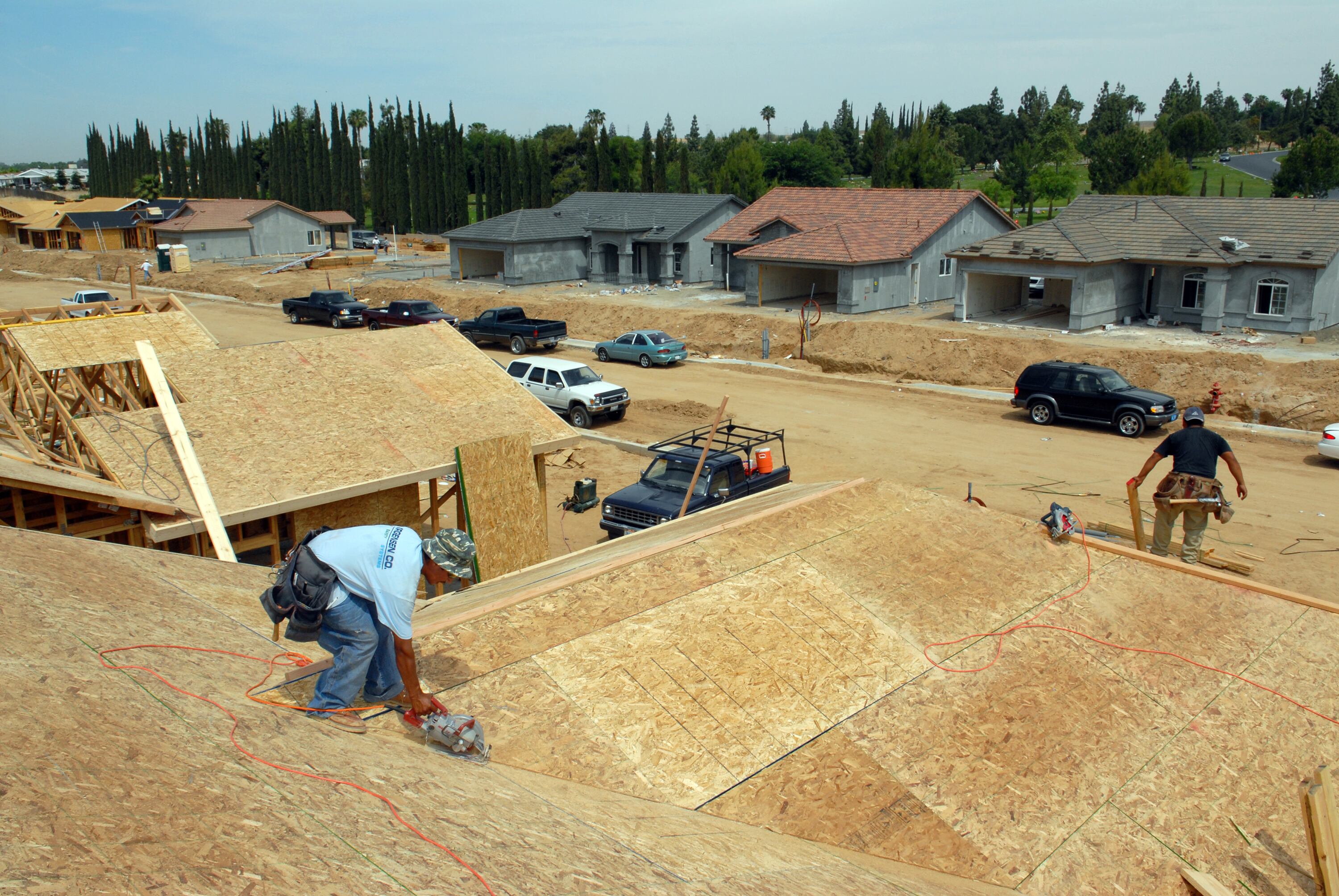 Unos trabajadores construyen una casa de madera en Bakersfield, California.