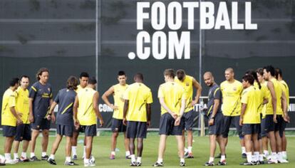Los jugadores del Barcelona, ayer durante su primer entrenamiento de la temporada.