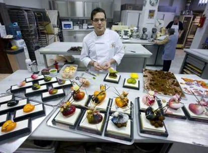 Ariel Mendizábal, maestro pastelero y chocolatero en su repostería de Culleredo.