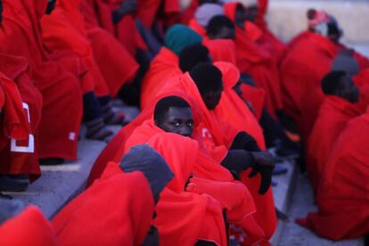 Migrantes rescatados por Salvamento Marítimo frente a la costa española esta semana.