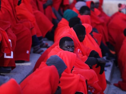 Migrantes rescatados por Salvamento Marítimo frente a la costa española esta semana.