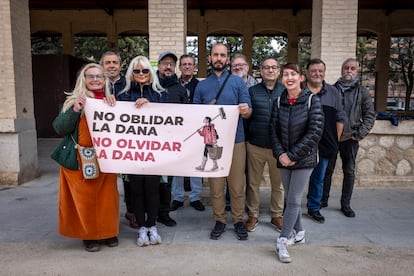 Representantes de algunas entidades promotoras del calendario ‘No olvidar la dana' en el Parque Central de Valencia este miércoles.