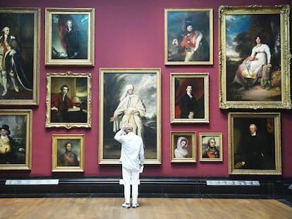 Un visitante frente al Retrato de Mai, del pintor Joshua Reynolds, en la National Portrait Gallery de Londres