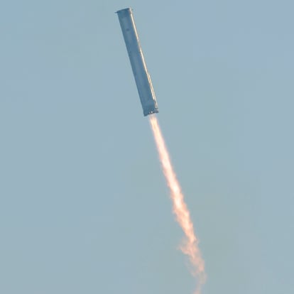 Boca Chica (United States), 16/01/2025.- The SpaceX 'Starship' rocket takes off from the company's Starbase facility in Boca Chica, Texas, USA, 16 January 2025. This is the company's seventh test flight attempt to test the 'Starship' rocket and the second time that SpaceX successfully caught the rocket booster during landing. EFE/EPA/MICHAEL GONZALEZ