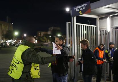 Cacheos a la entrada del Camp Nou.