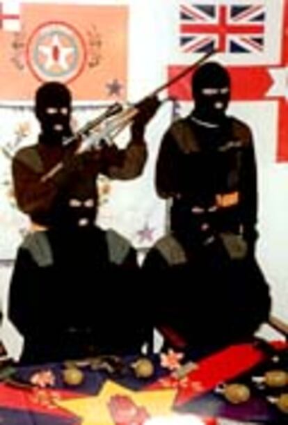 Miembros del grupo terrorista protestante Voluntarios de Orange, ante la prensa