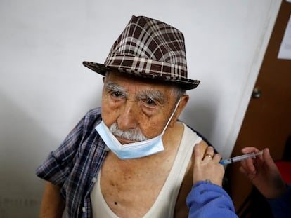 Um homem recebe a vacina da AstraZeneca em Valparaíso, no Chile, nesta quarta-feira.
