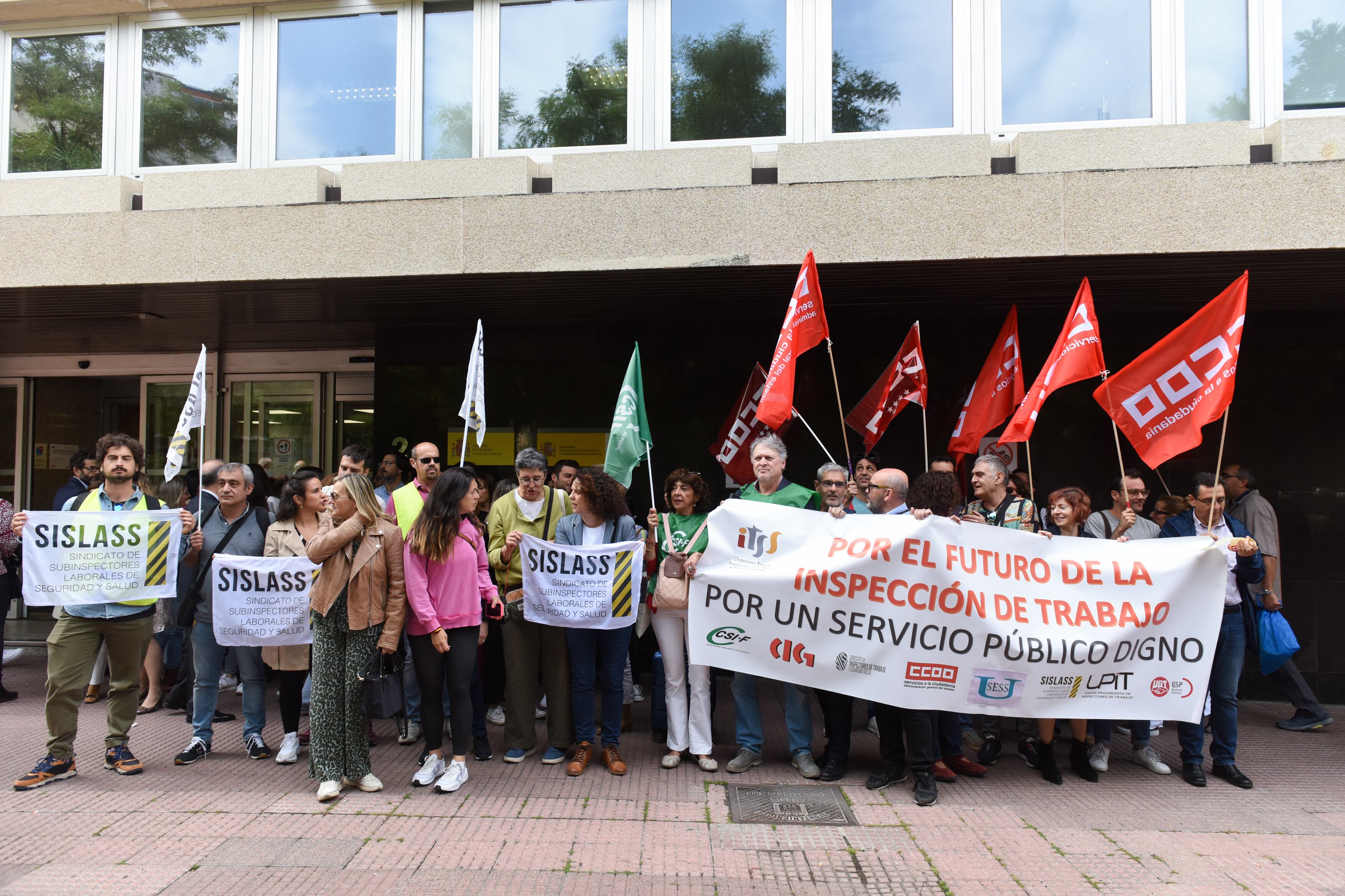 Varios trabajadores de Inspección se manifiestan ante la Dirección General de Función Pública, a 25 de mayo de 2023, en Madrid.