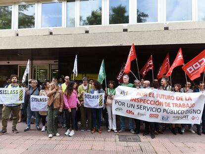 Varias personas se manifiestan durante una concentración de los sindicatos con representación en la Inspección de Trabajo y Seguridad Social ante la Dirección General de Función Pública, a 25 de mayo de 2023, en Madrid (España).