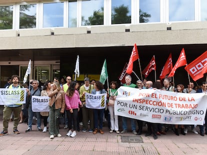 Varias personas se manifiestan durante una concentración de los sindicatos con representación en la Inspección de Trabajo y Seguridad Social ante la Dirección General de Función Pública, a 25 de mayo de 2023, en Madrid (España).