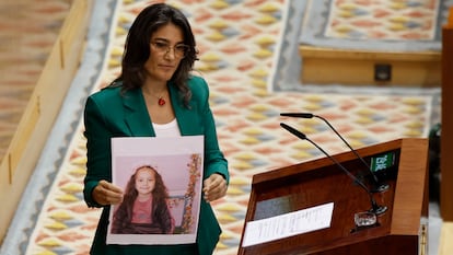 La portavoz de Más Madrid, Manuela Bergerot, muestra el retrato de la niña palestina Hind Rajab, este viernes. 