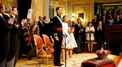Felipe VI recibe los aplausos de los diputados el d&iacute;a de la proclamaci&oacute;n.
 