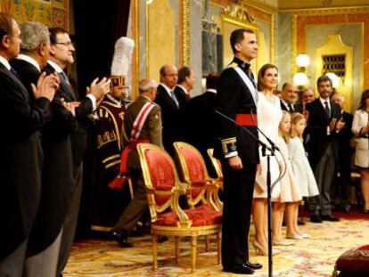 Felipe VI recibe los aplausos de los diputados el d&iacute;a de la proclamaci&oacute;n.
 