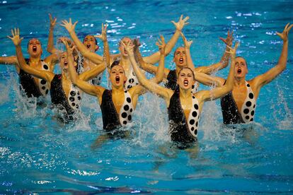 El equipo español de natación artística durante el ejercicio de rutina libre en el Preolímpico que se disputa en la piscina Sant Jordi de Barcelona.