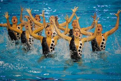 El equipo español de natación artística durante el ejercicio de rutina libre en el Preolímpico que se disputa en la piscina Sant Jordi de Barcelona.