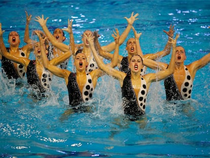 El equipo español de natación artística durante el ejercicio de rutina libre en el Preolímpico que se disputa en la piscina Sant Jordi de Barcelona.