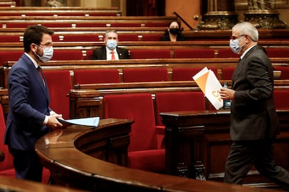 Pere Aragonès, vicepresidente del Govern, y Carlos Carrizosa, presidente del grupo de Ciudadanos, este lunes, en el Parlament. EFE/ Quique Garcia.