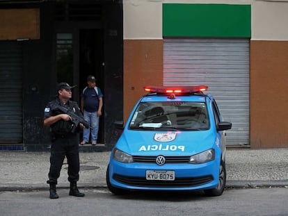 Policial no Catete, centro do Rio de Janeiro: segurança é tema central das campanhas em várias cidades do Brasil.