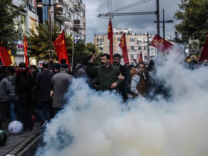 La polic&iacute;a turca utiliza gases lacrim&oacute;genos para dispersar una protesta en defensa del laicismo este mi&eacute;rcoles en el distrito de Kadik&ouml;y de Estambul.