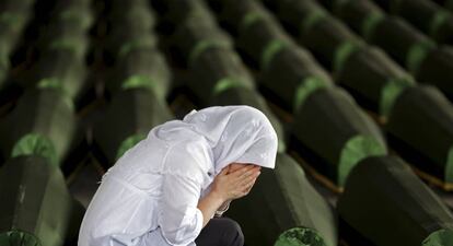 Una mujer bosnia musulmana llora sobre el ata&uacute;d de un familiar uno de los 175 v&iacute;ctimas identificadas en la matanza de Srebrenica en 1995.