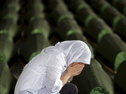 Una mujer bosnia musulmana llora sobre el ata&uacute;d de un familiar uno de los 175 v&iacute;ctimas identificadas en la matanza de Srebrenica en 1995.