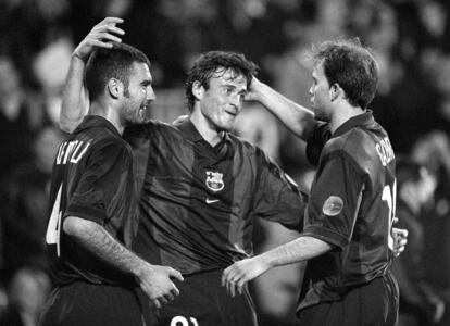 2001. Copa de la UEFA. Barcelona (5) - AEK Atenas (0). A la imatge, Luis Enrique és felicitat per Gabri i Guardiola després de marcar un gol.